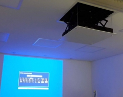 Lift para Projetor Elevador para Projetor 40x40x15cm com Sensor de Corrente Notecom